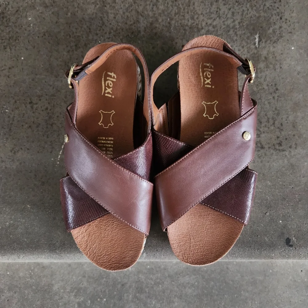 FLEXI WOMEN'S SIZE 8 BROWN PLATAFORM SANDALS. - Picture 2 of 11